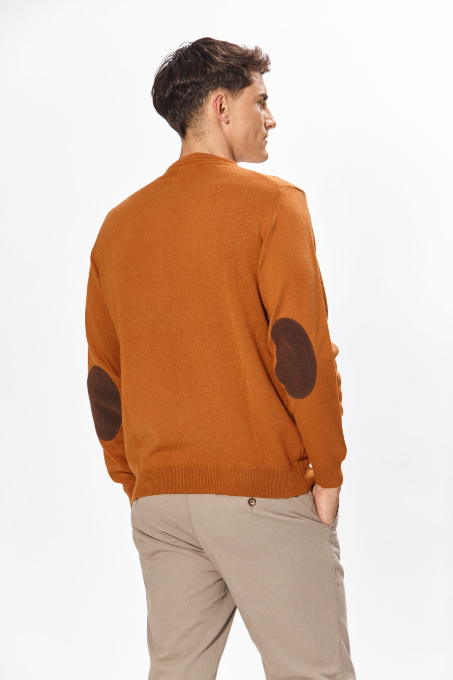 Sweater liso escote redondo con codera de gamuza de lana liviana