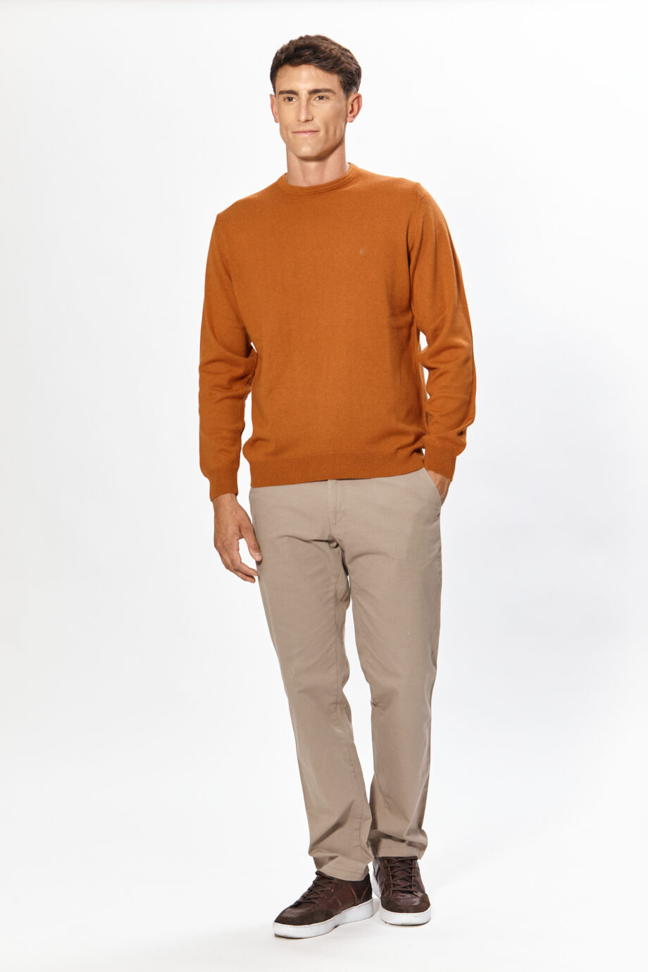 Sweater liso escote redondo con codera de gamuza de lana liviana