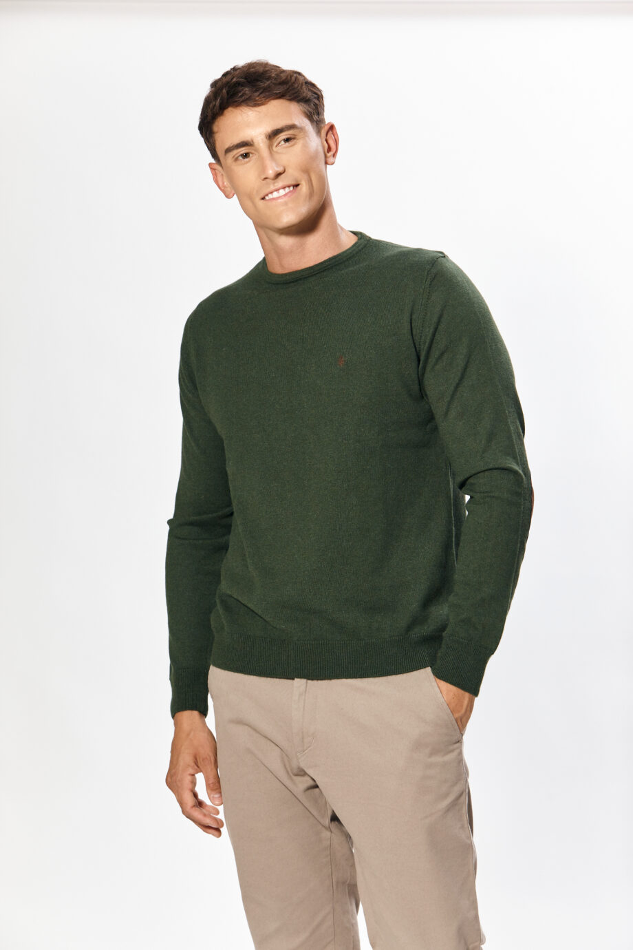 Sweater liso escote redondo con codera de gamuza de lana liviana
