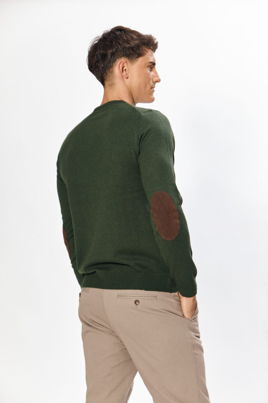 Sweater liso escote redondo con codera de gamuza de lana liviana