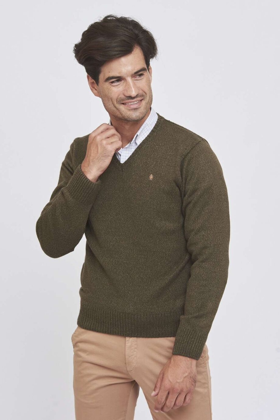Sweater escote V tejido a tres cabos