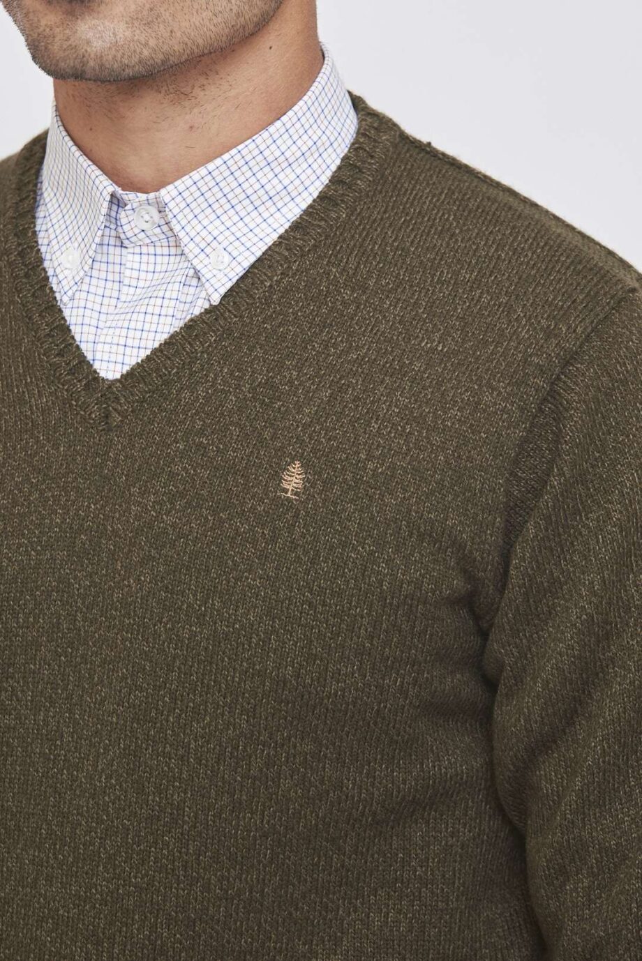 Sweater escote V tejido a tres cabos