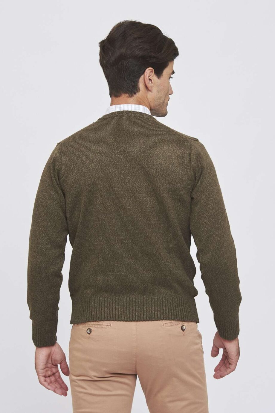 Sweater escote V tejido a tres cabos