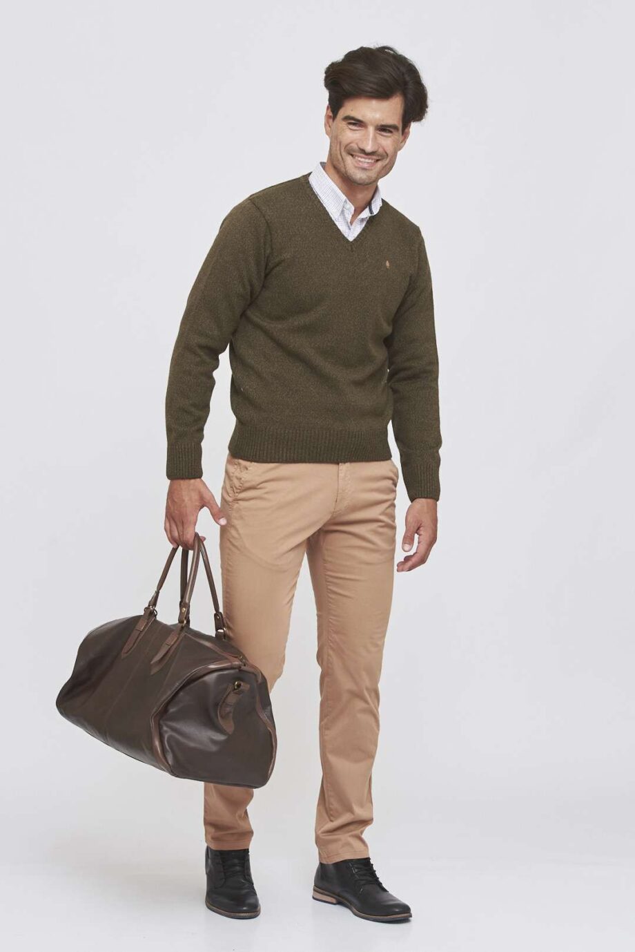 Sweater escote V tejido a tres cabos