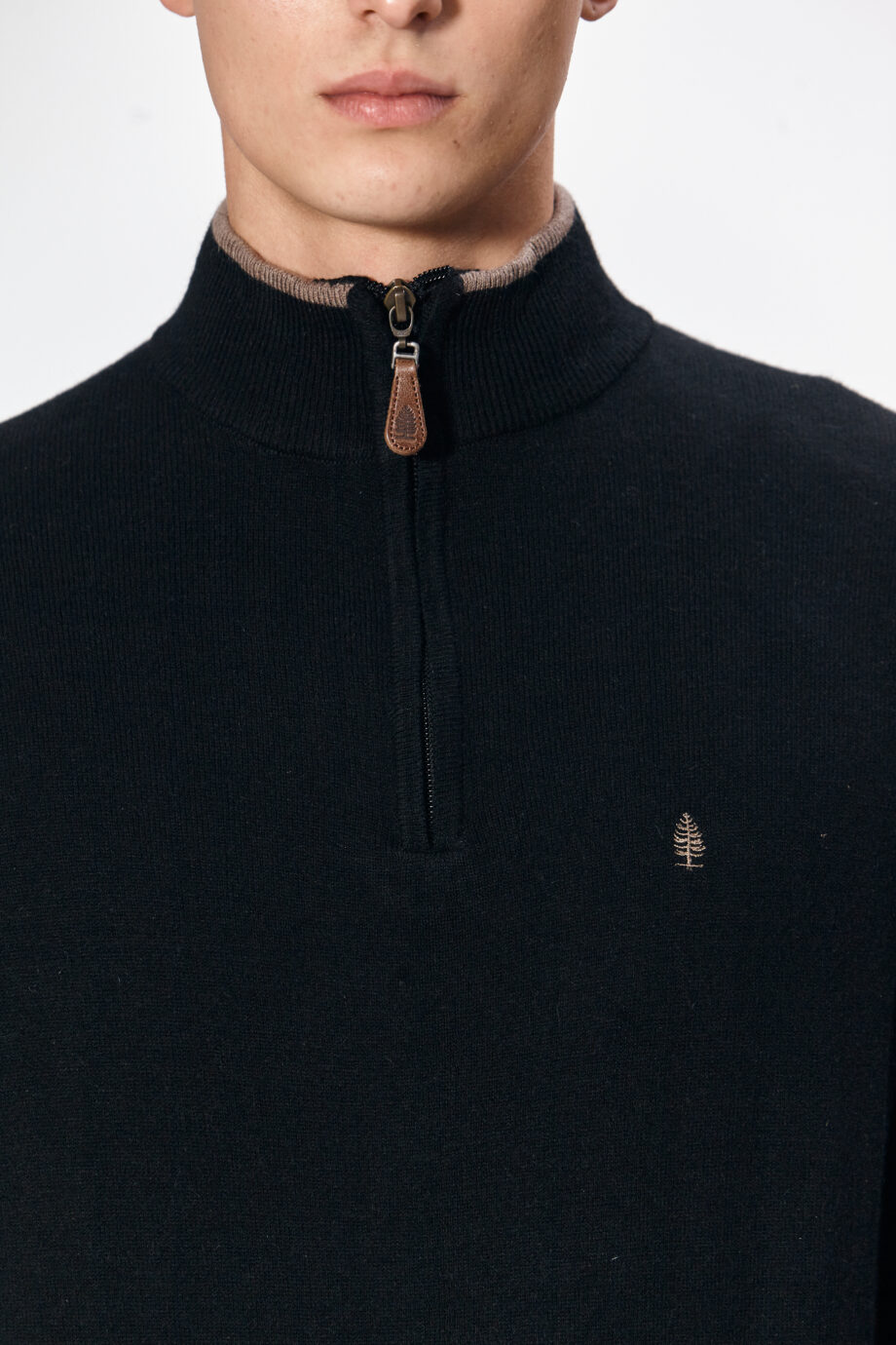 Sweater medio cierre con vivos