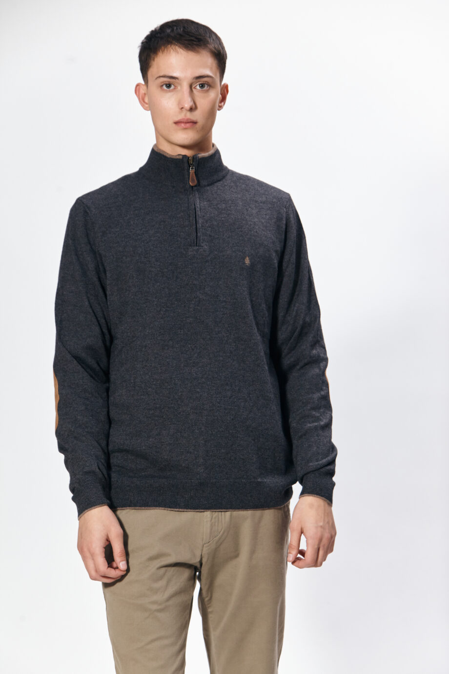 Sweater medio cierre con vivos