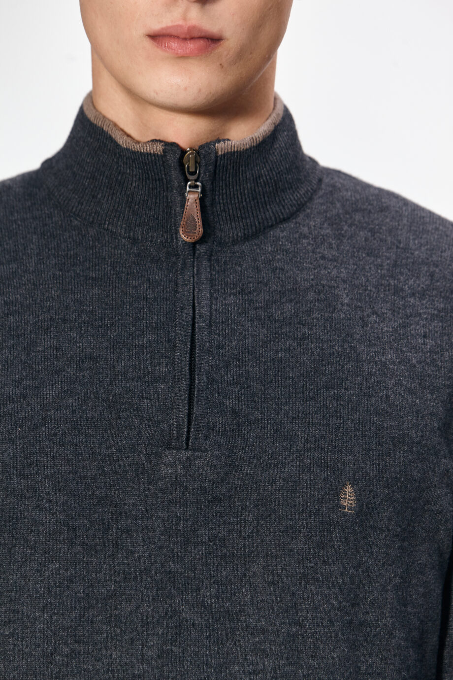 Sweater medio cierre con vivos