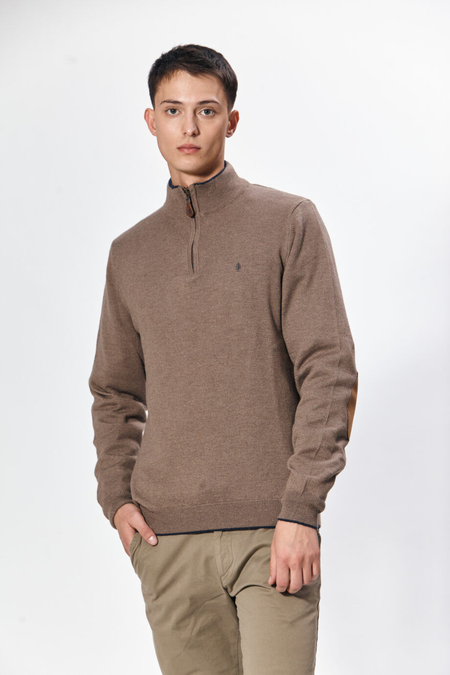 Sweater medio cierre con vivos