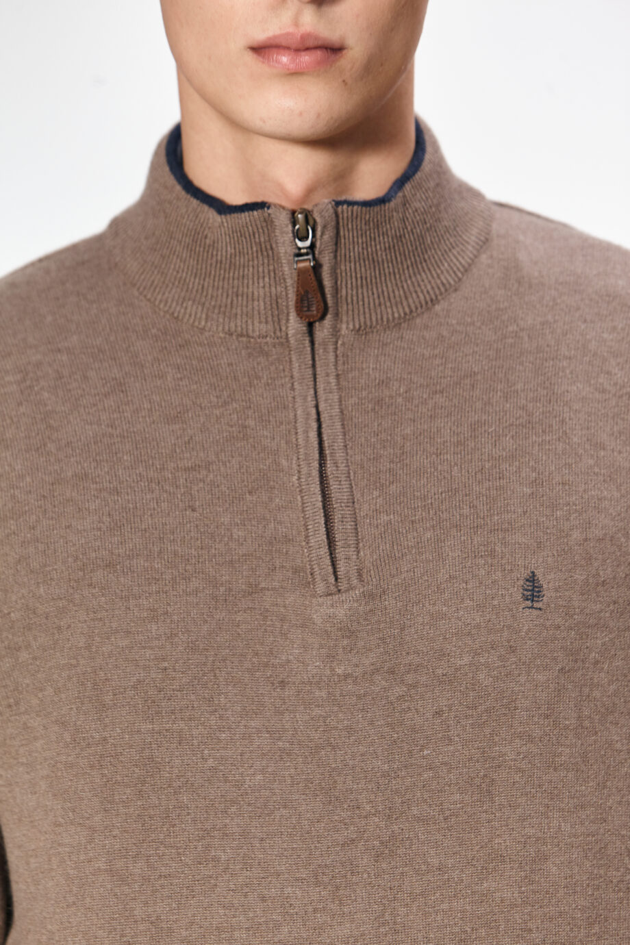 Sweater medio cierre con vivos