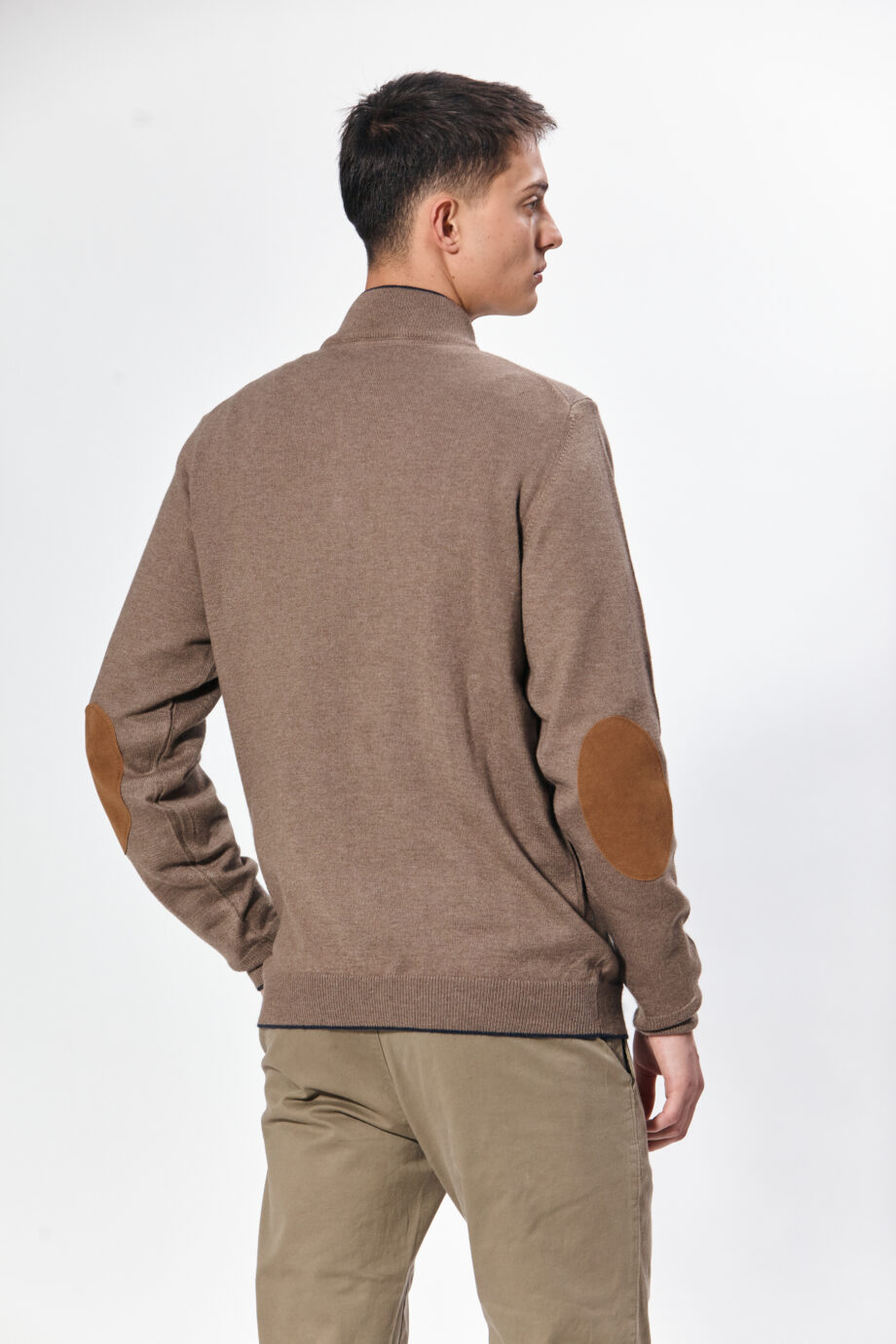Sweater medio cierre con vivos