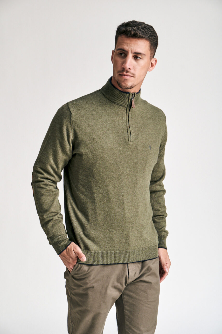 Sweater medio cierre con vivos