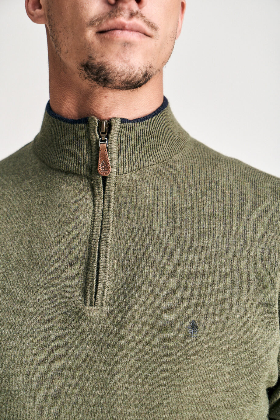 Sweater medio cierre con vivos
