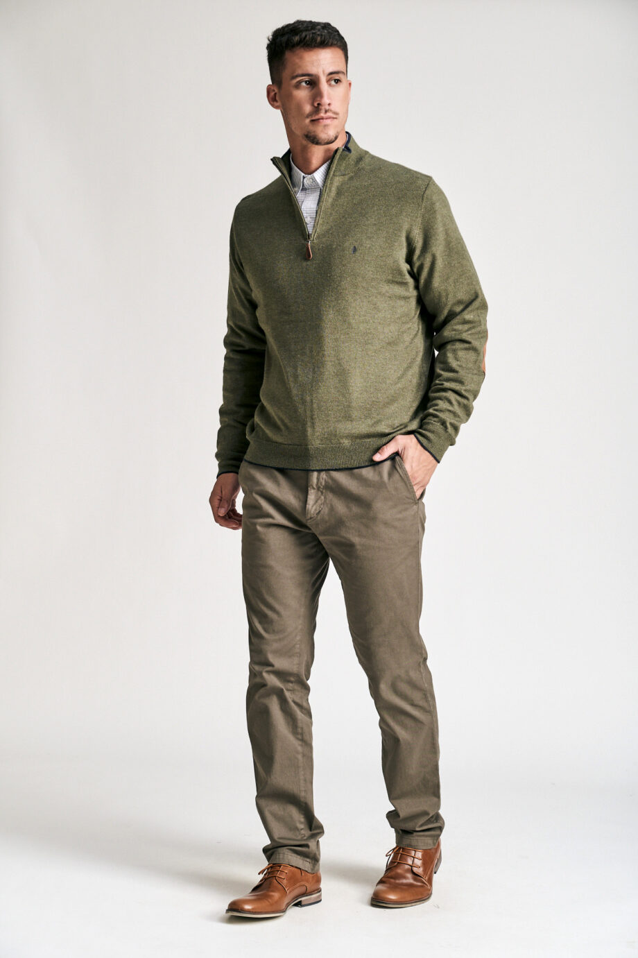 Sweater medio cierre con vivos