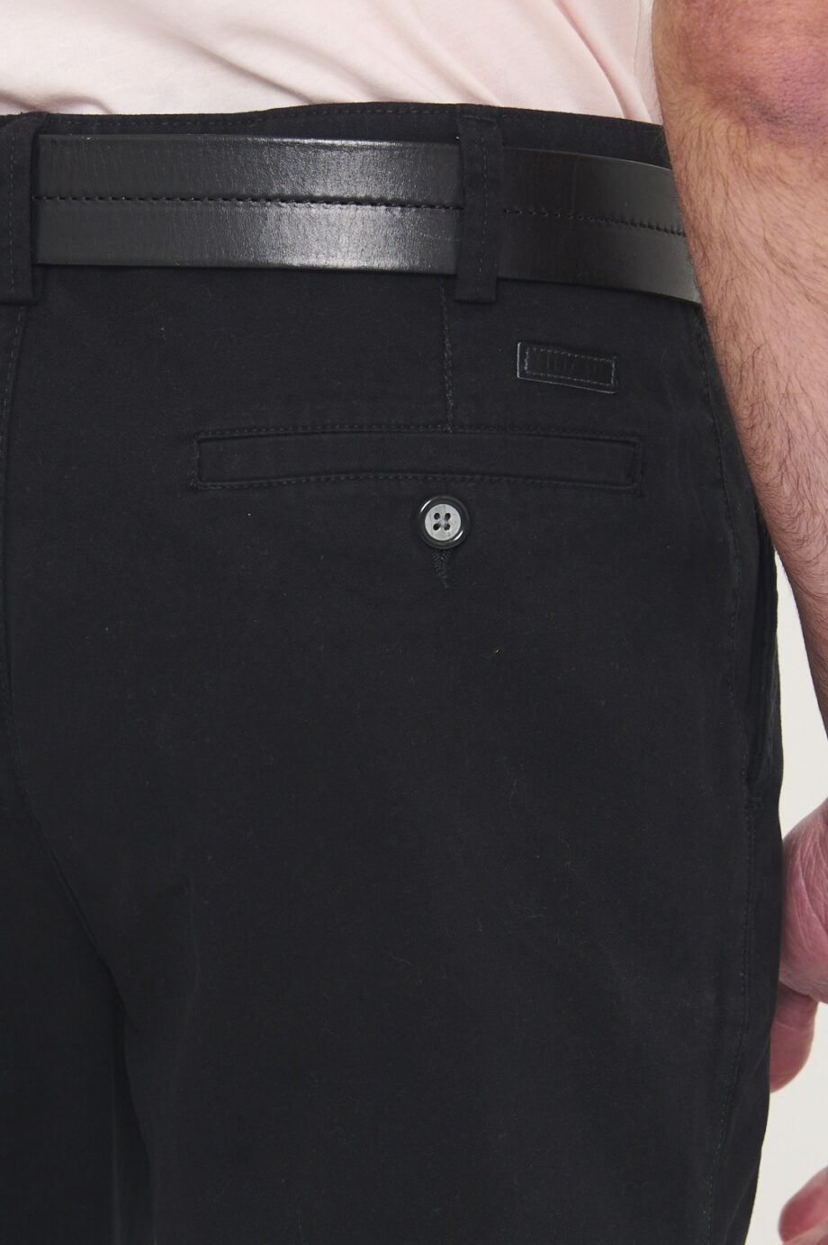 Bermuda básica pinzada de gabardina