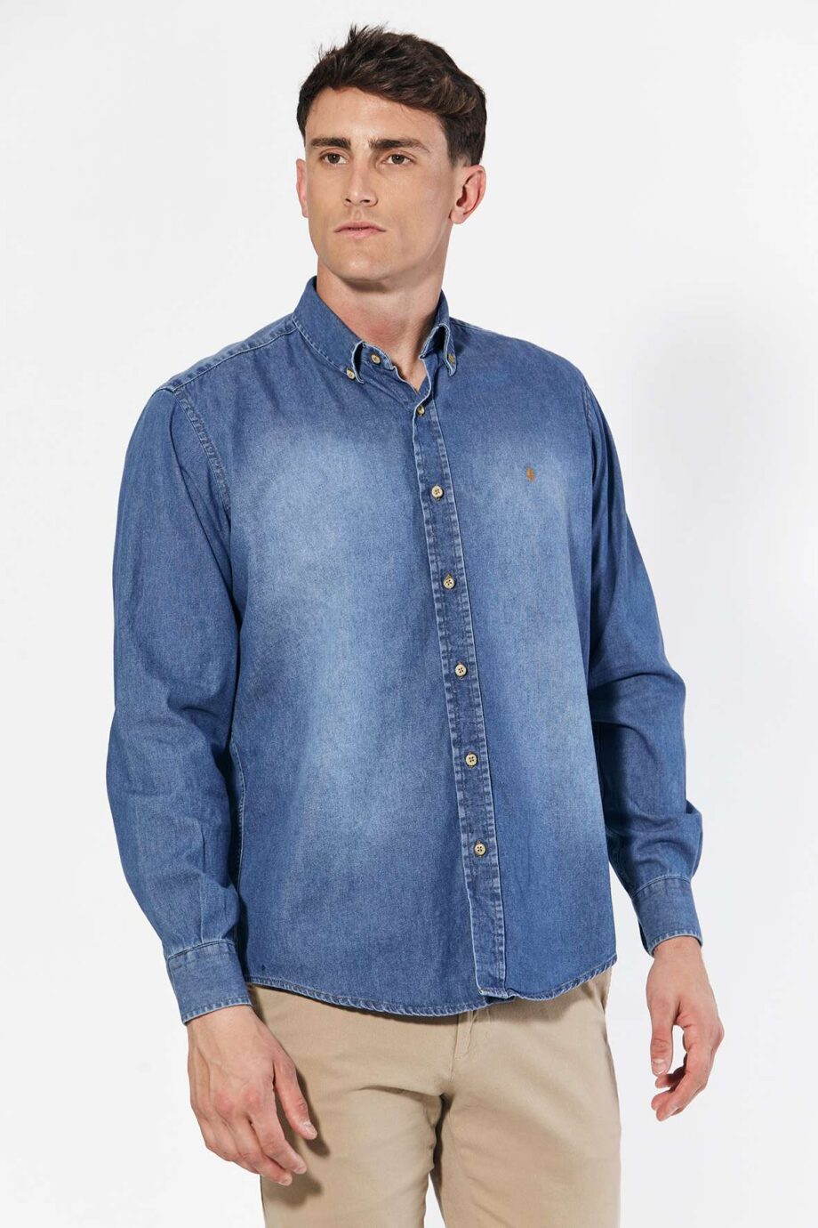 Camisa regular fit de jean desaprestado