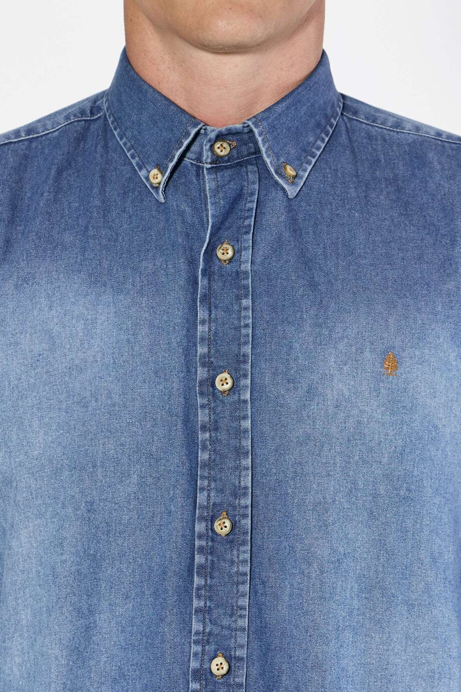 Camisa regular fit de jean desaprestado
