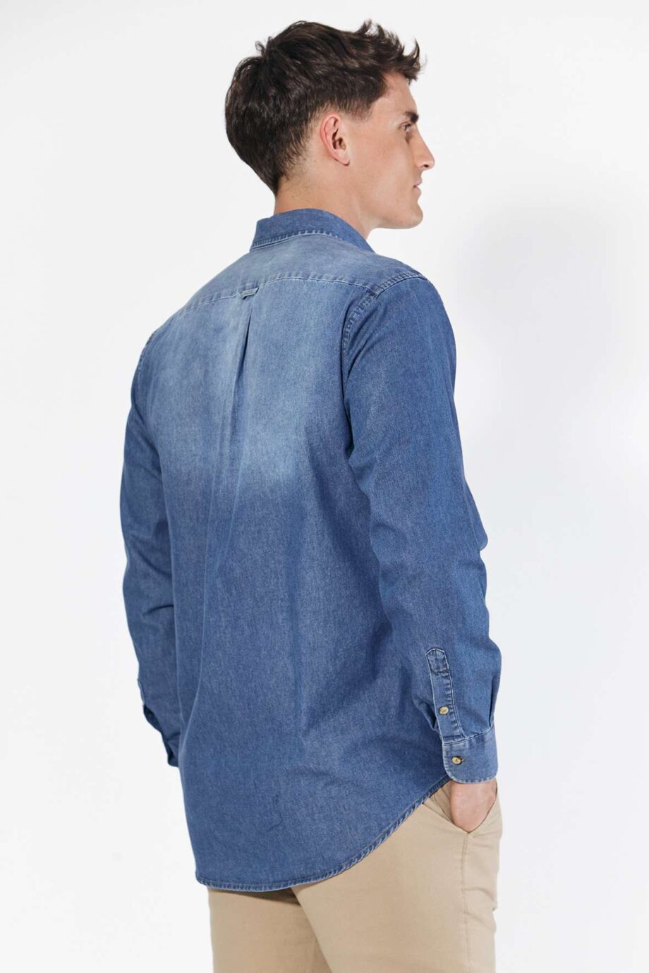 Camisa regular fit de jean desaprestado