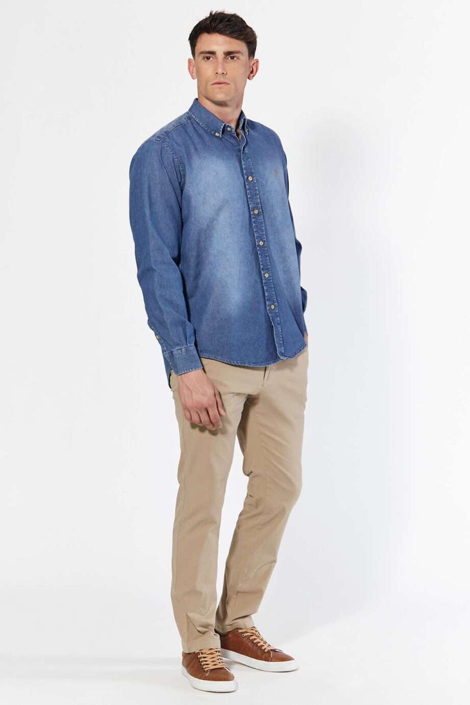 Camisa regular fit de jean desaprestado