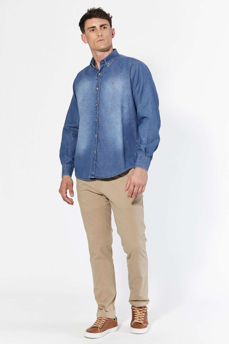 Camisa regular fit de jean desaprestado