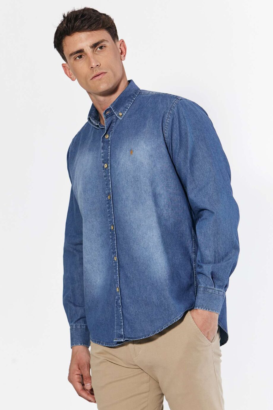 Camisa regular fit de jean desaprestado