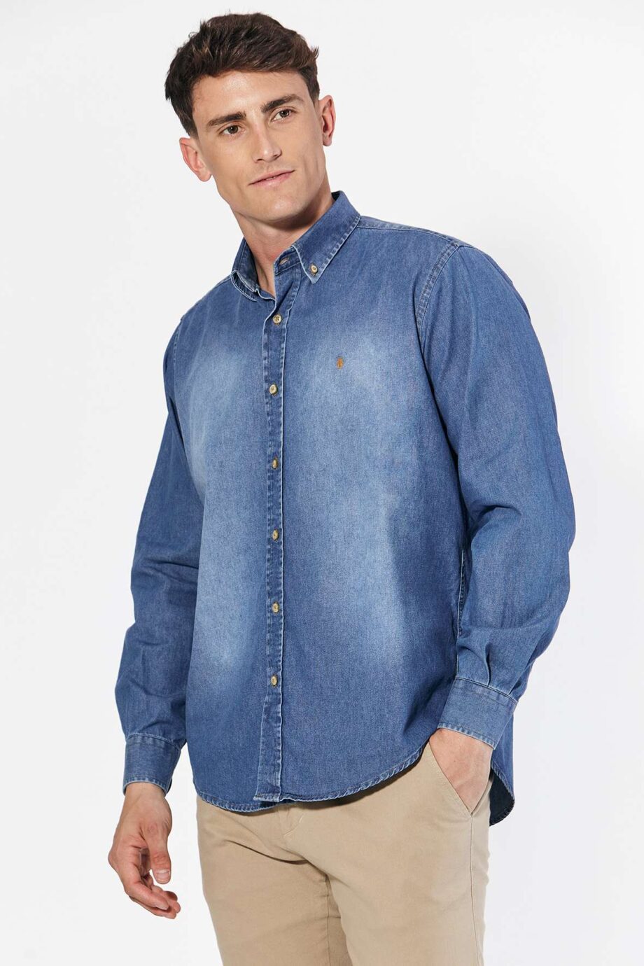 Camisa regular fit de jean desaprestado