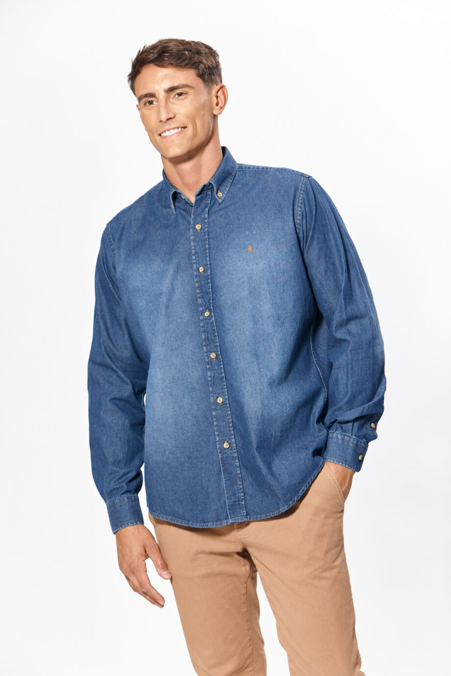 Camisa regular fit lisa sin bolsillo