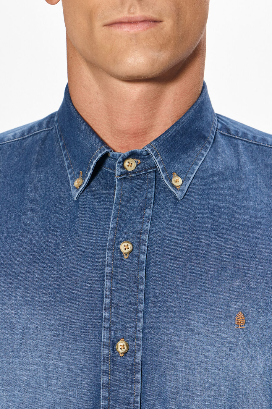 Camisa regular fit lisa sin bolsillo
