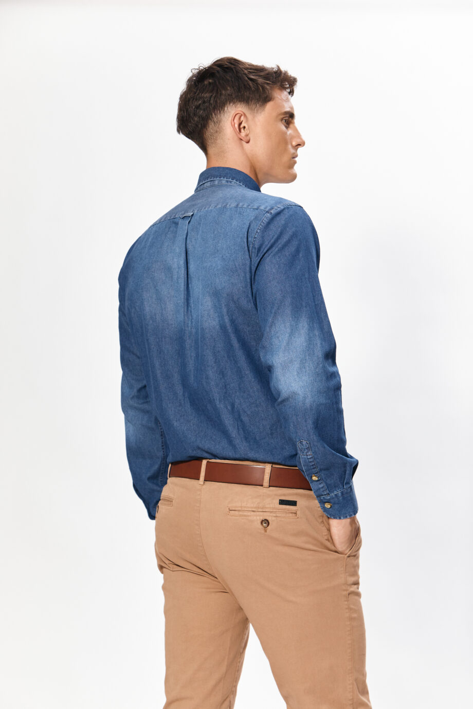 Camisa regular fit lisa sin bolsillo