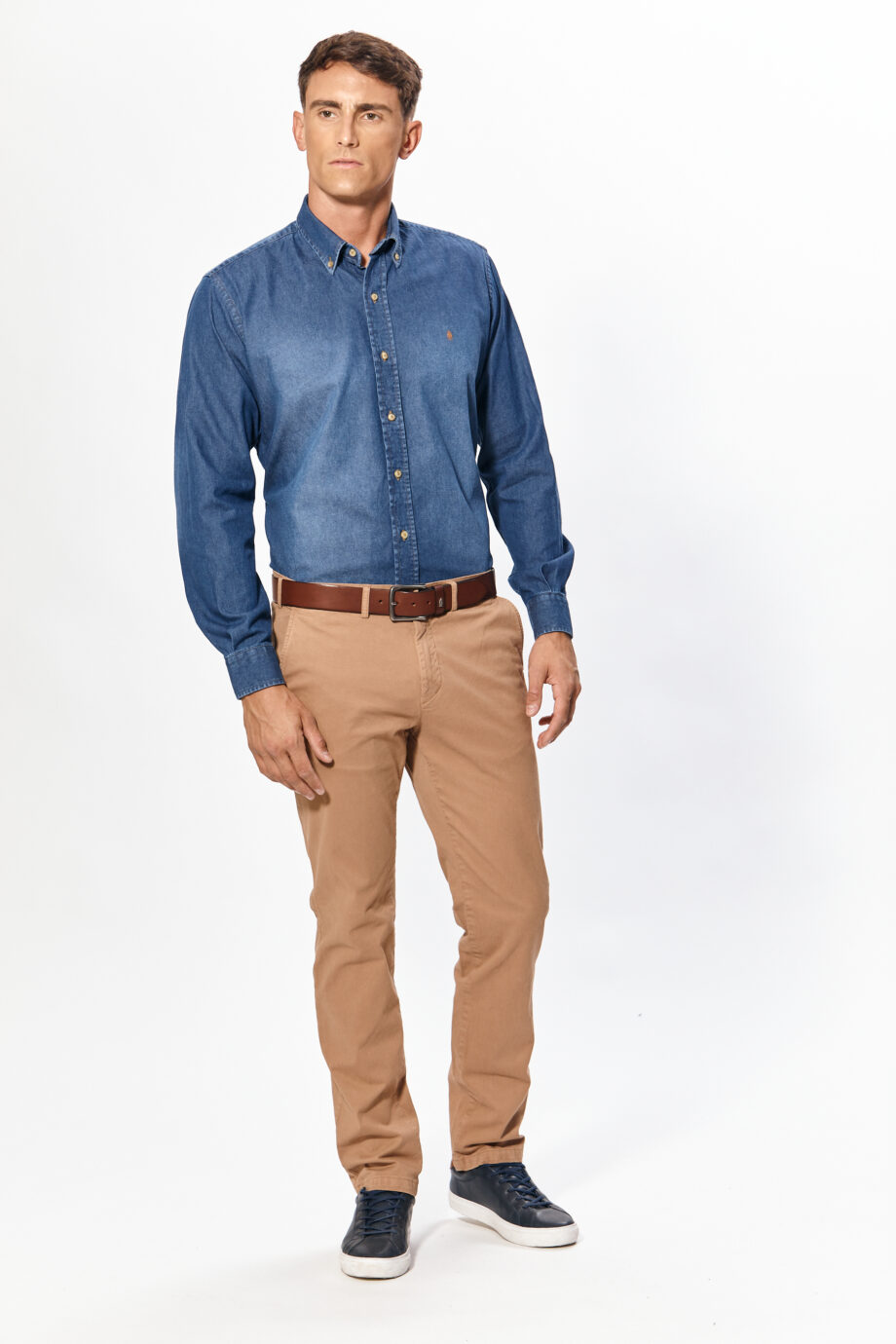 Camisa regular fit lisa sin bolsillo