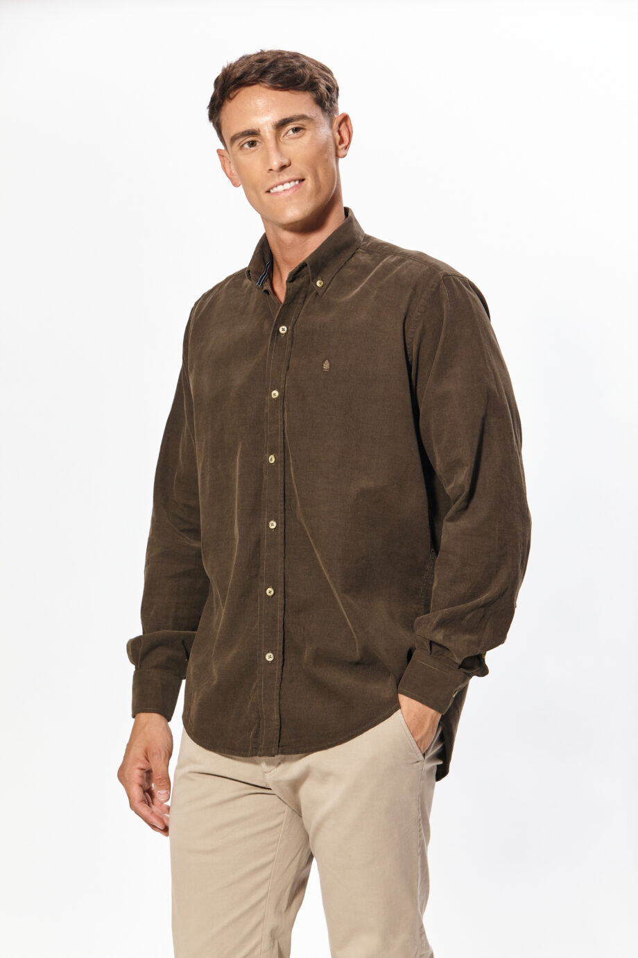 Camisa regular fit lisa sin bolsillo