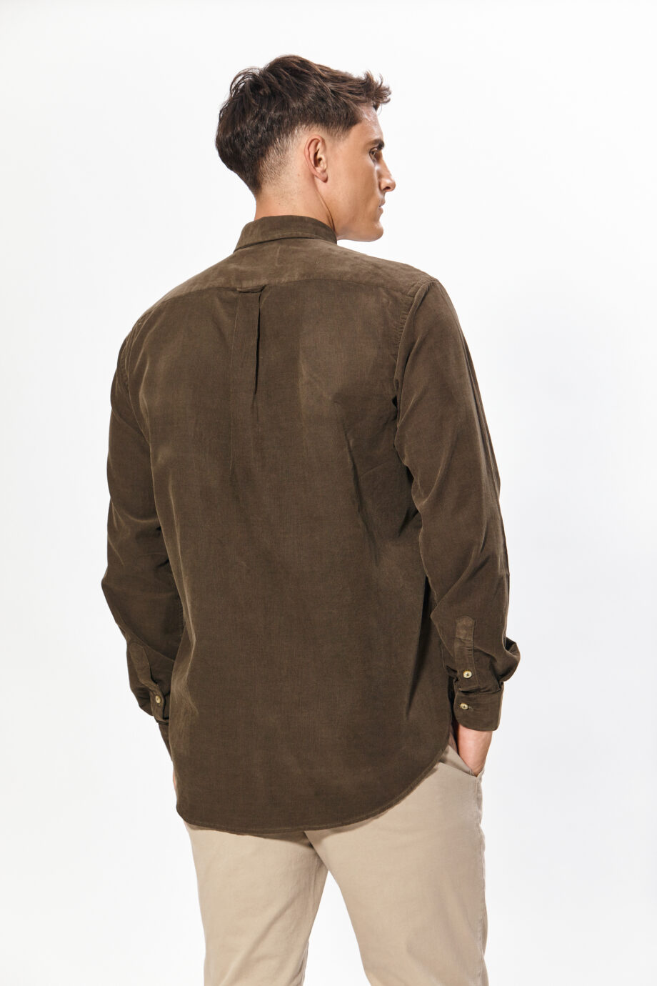 Camisa regular fit lisa sin bolsillo