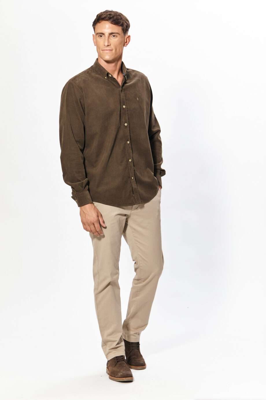 Camisa regular fit lisa sin bolsillo