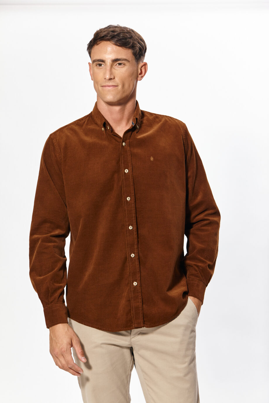 Camisa regular fit lisa sin bolsillo