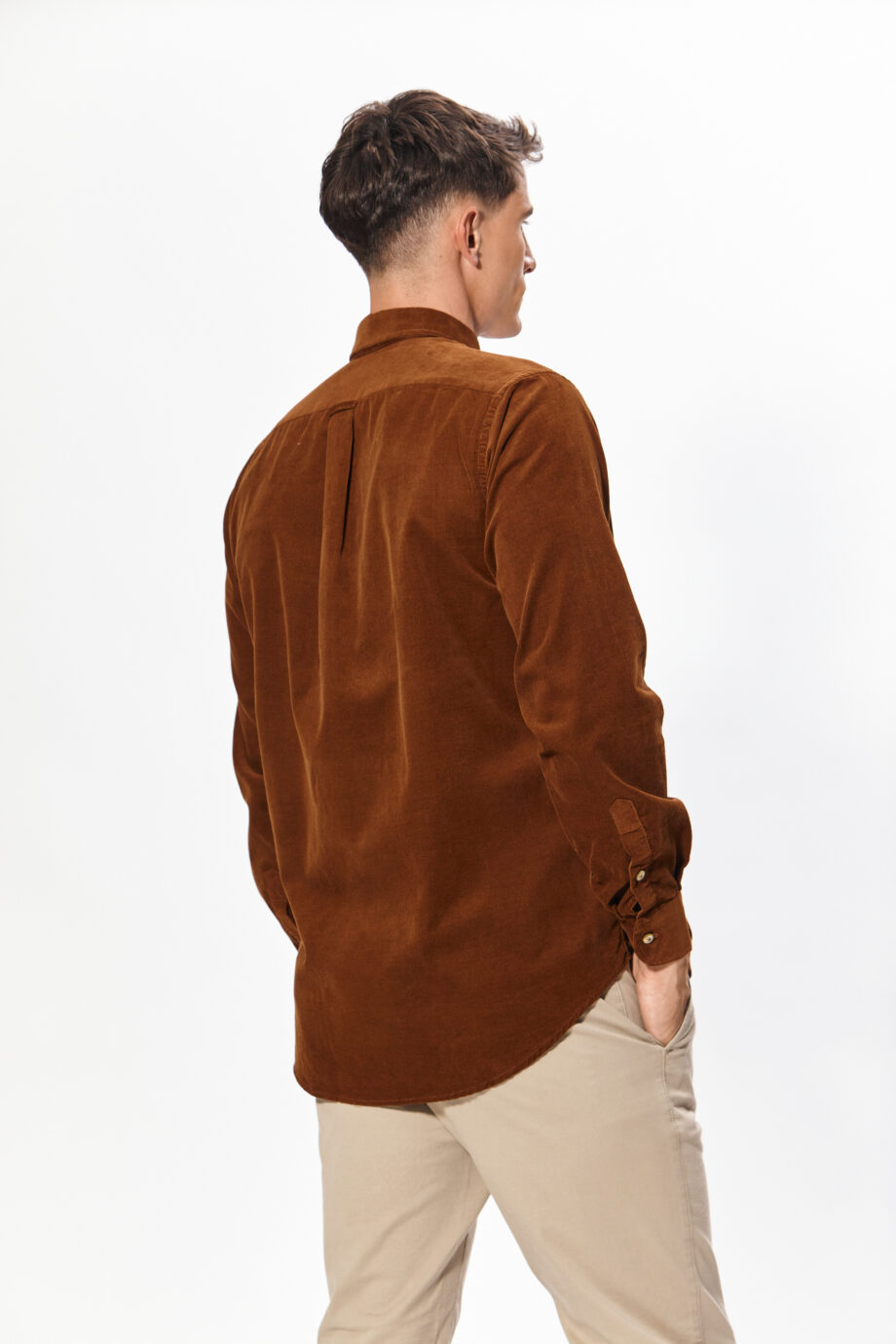 Camisa regular fit lisa sin bolsillo