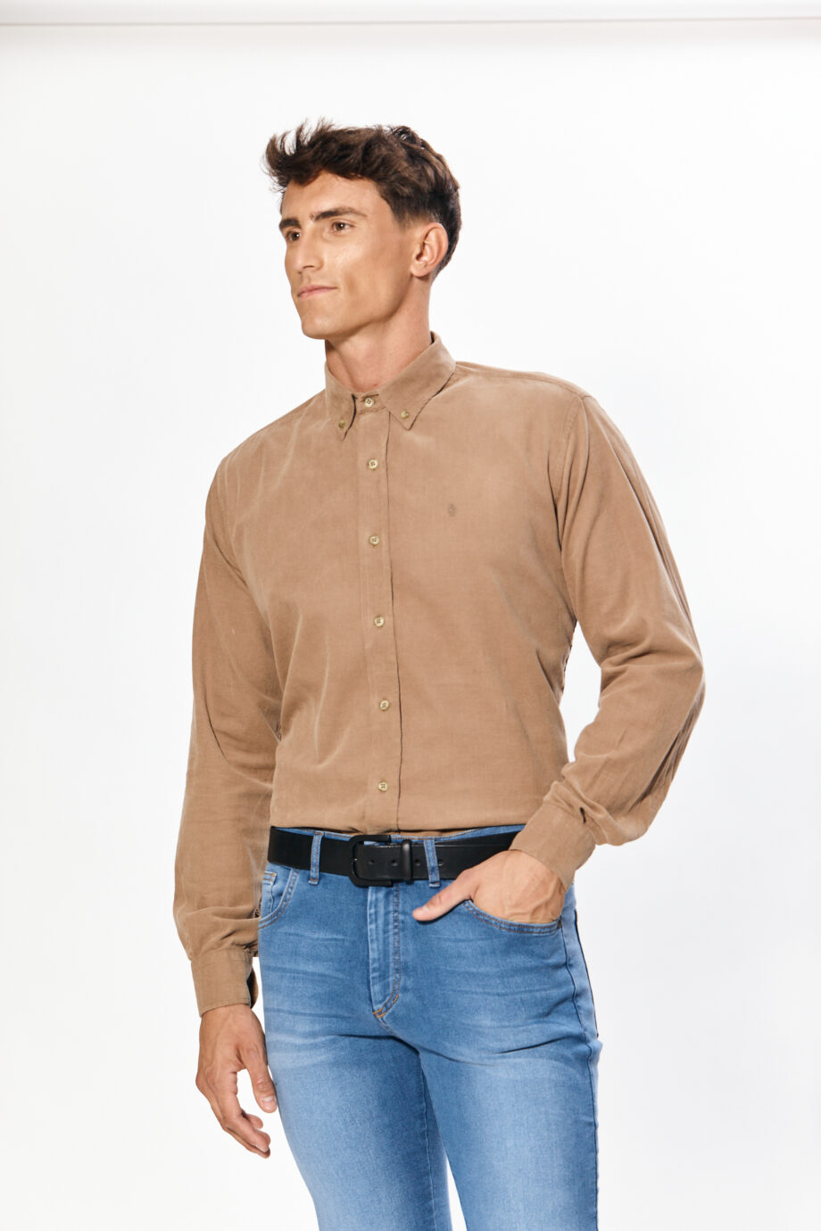 Camisa regular fit lisa sin bolsillo