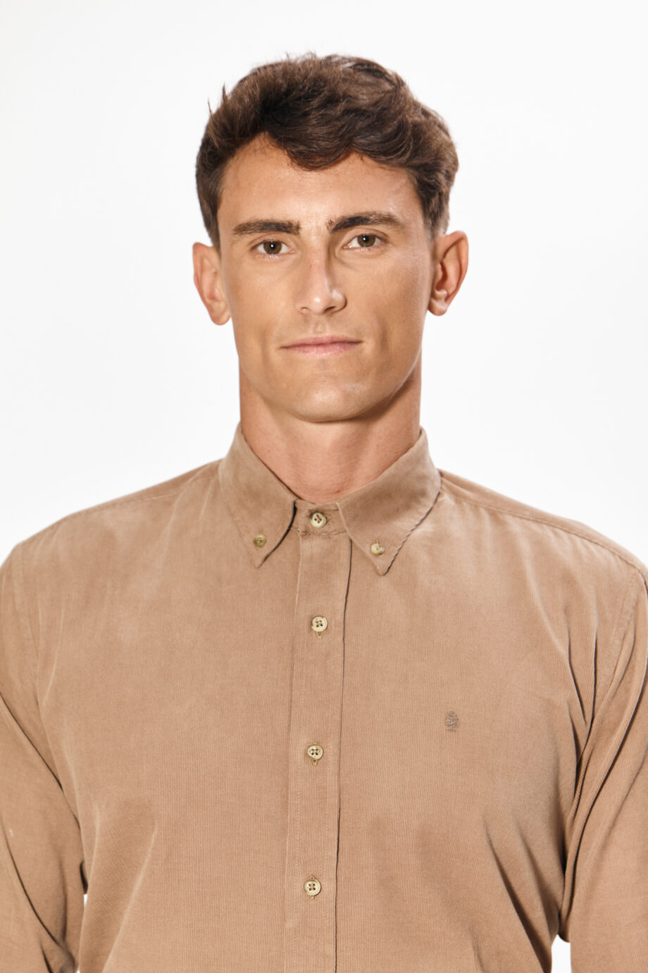 Camisa regular fit lisa sin bolsillo