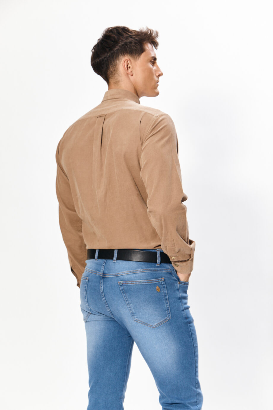 Camisa regular fit lisa sin bolsillo