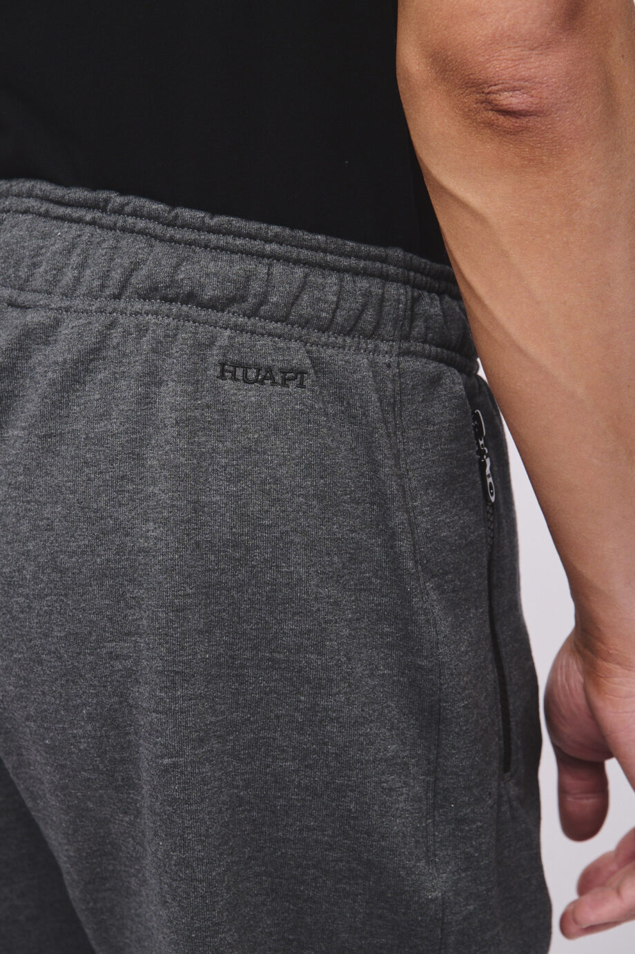 Jogger con cierre de frisa