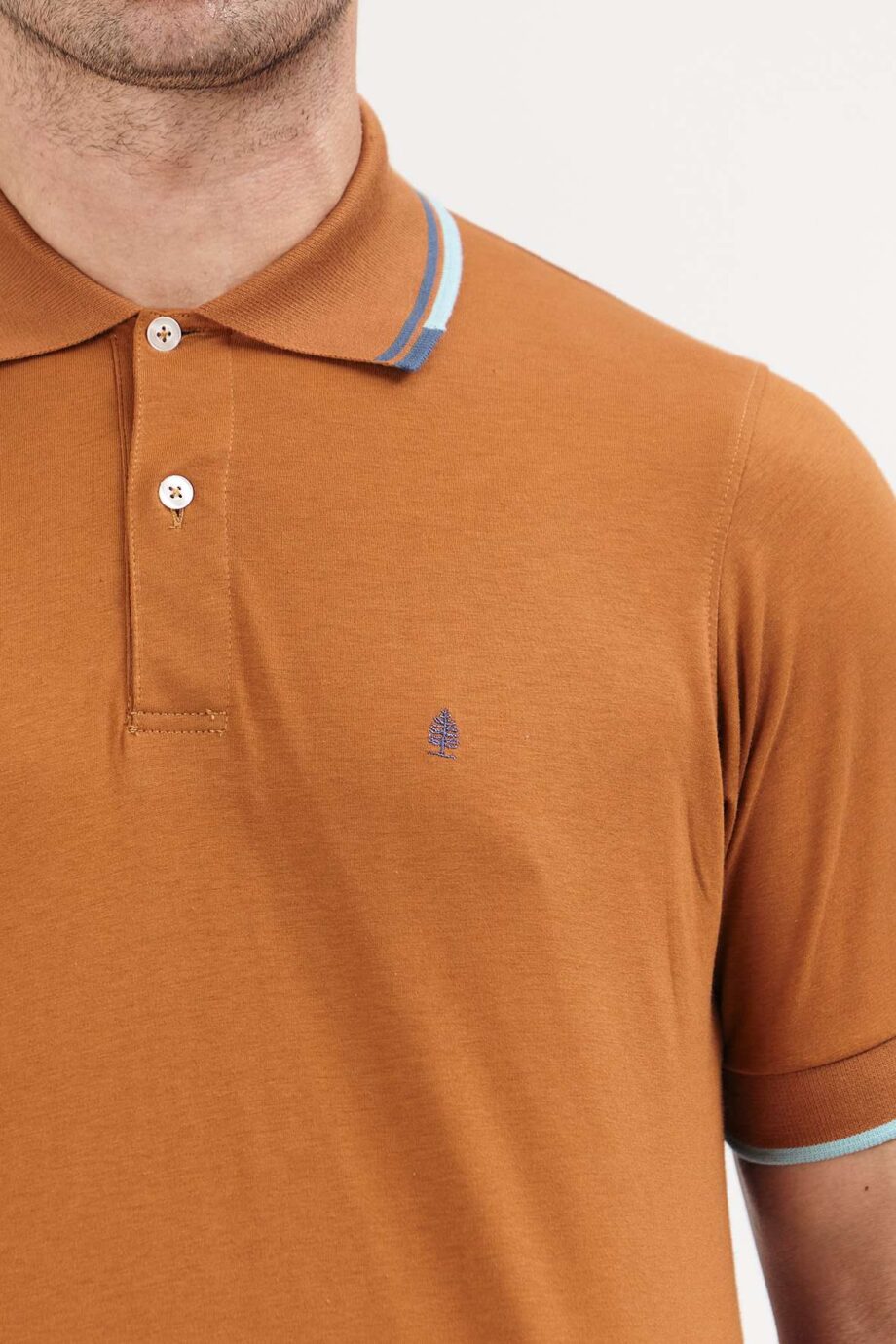 Polo mangas cortas cuello puños vivos