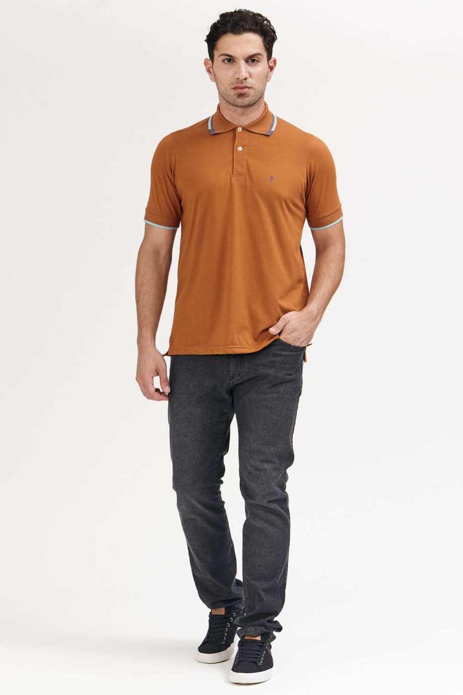Polo mangas cortas cuello puños vivos