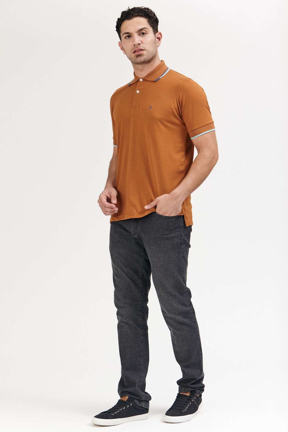 Polo mangas cortas cuello puños vivos
