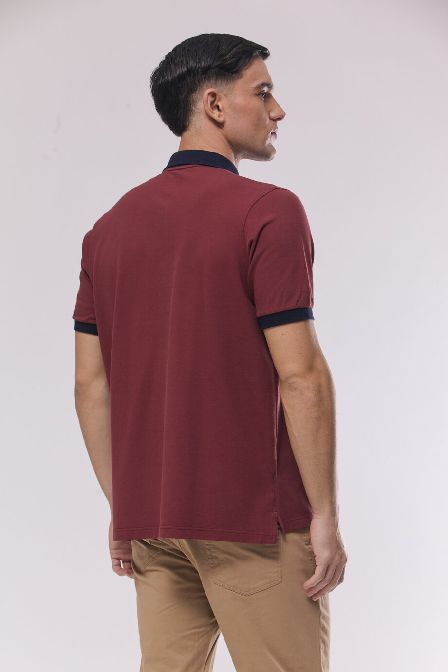 Polo con cuello contratono de piqué pima peruano