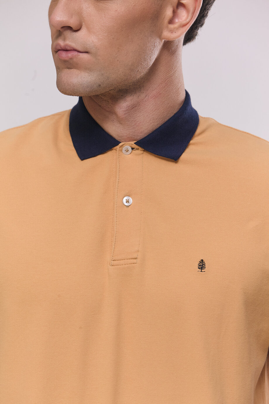 Polo con cuello contratono de pique pima peruano