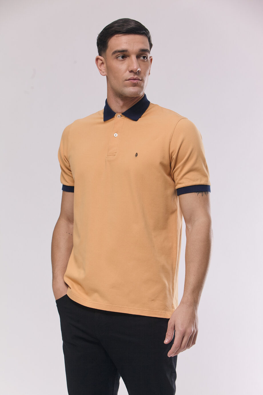 Polo con cuello contratono de pique pima peruano