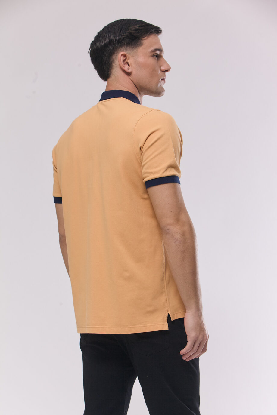 Polo con cuello contratono de pique pima peruano