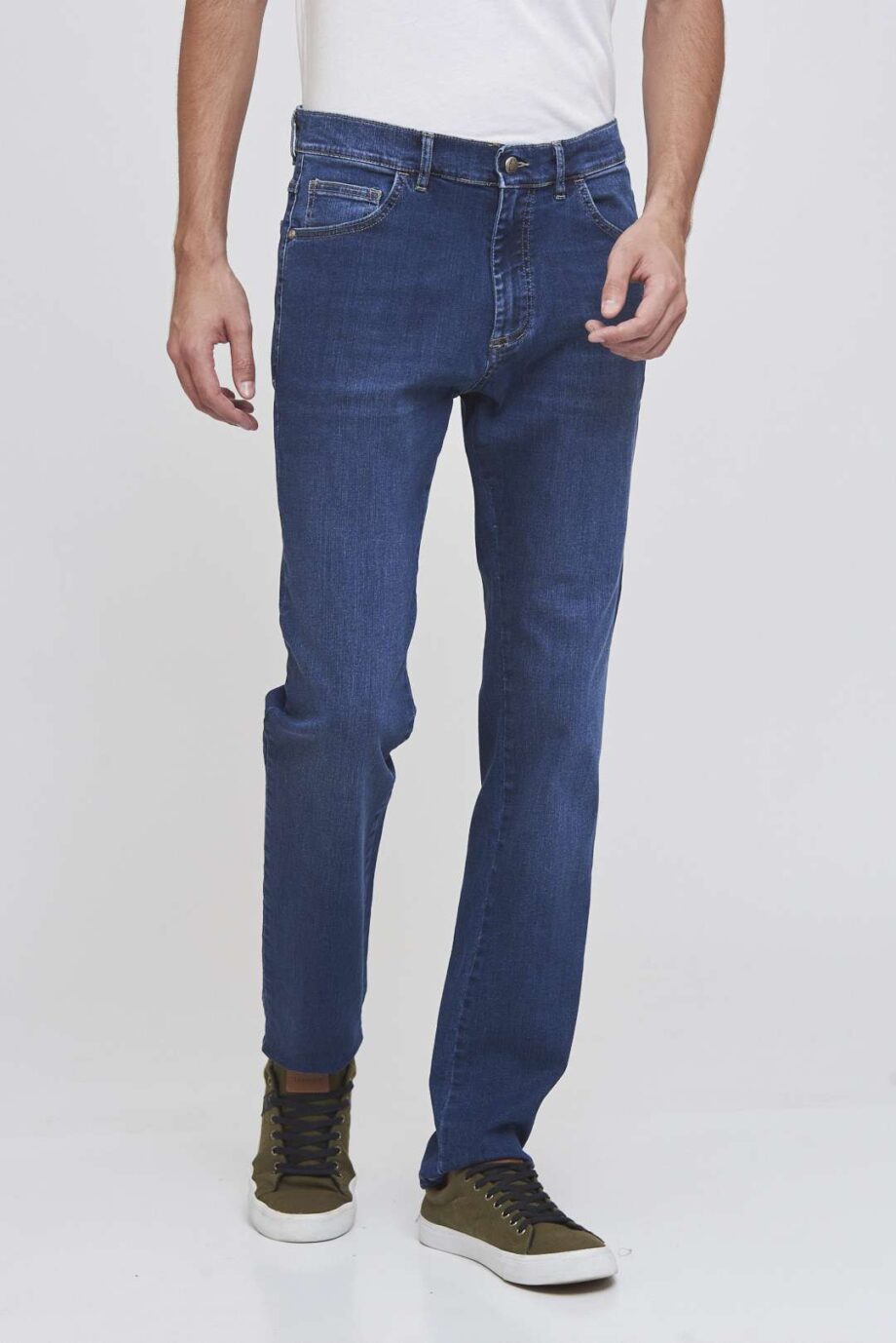 Jean regular fit cepillado con bigotes