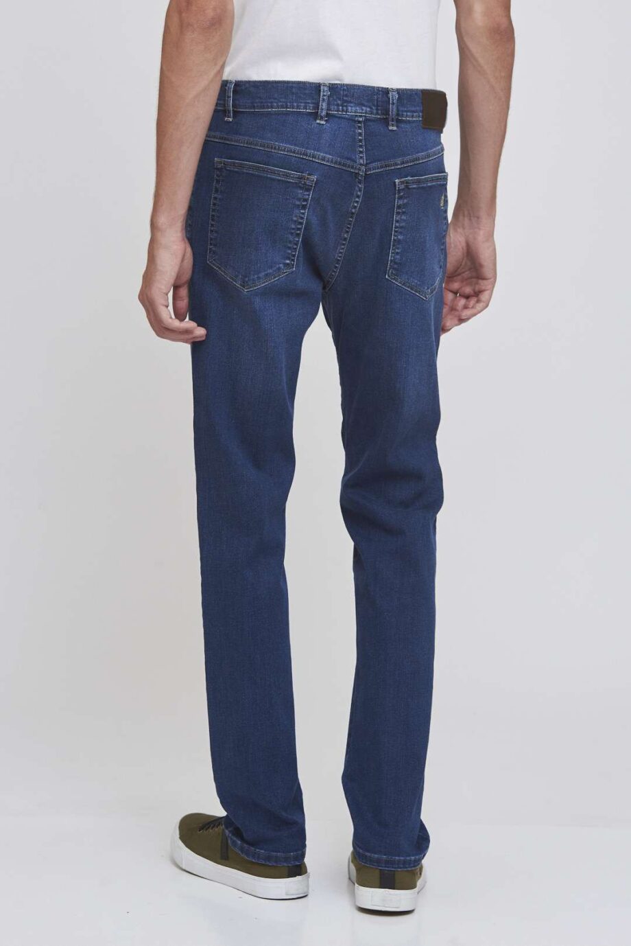 Jean regular fit cepillado con bigotes