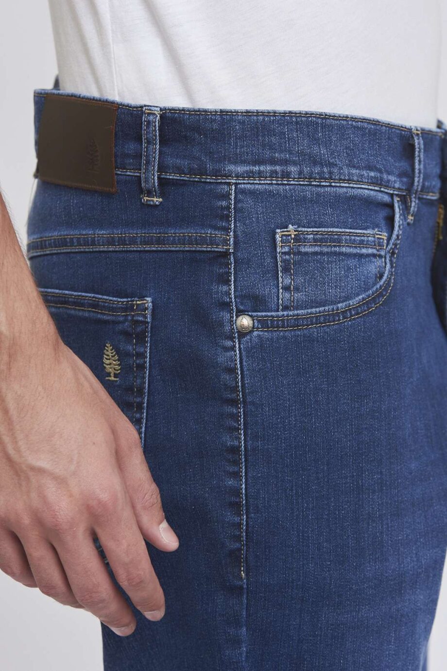 Jean regular fit cepillado con bigotes