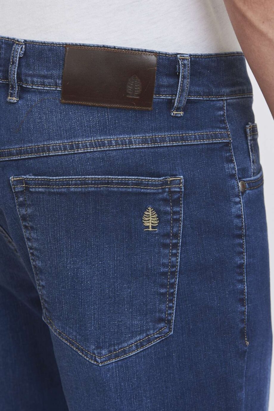 Jean regular fit cepillado con bigotes