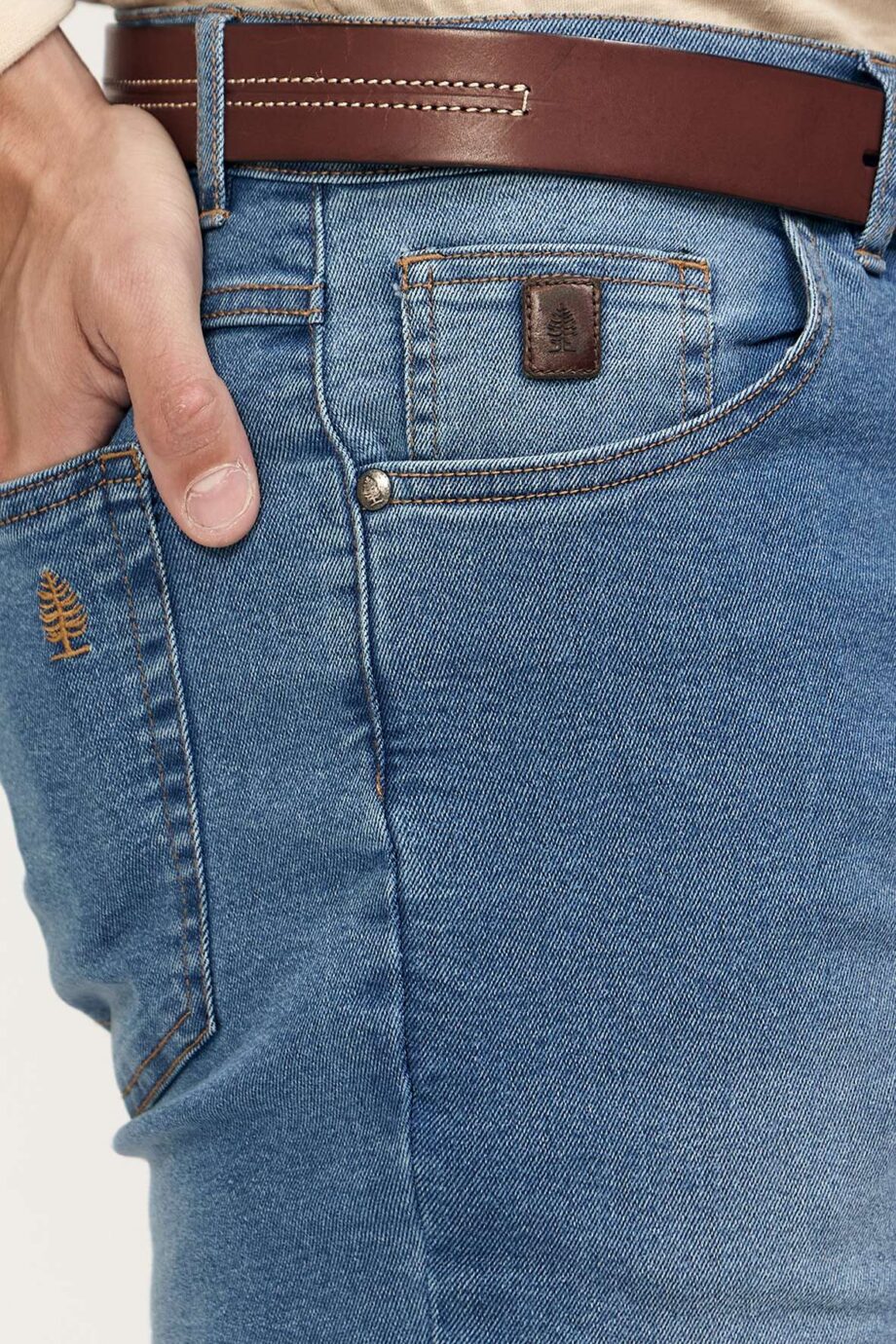 Jean regular fit localizado